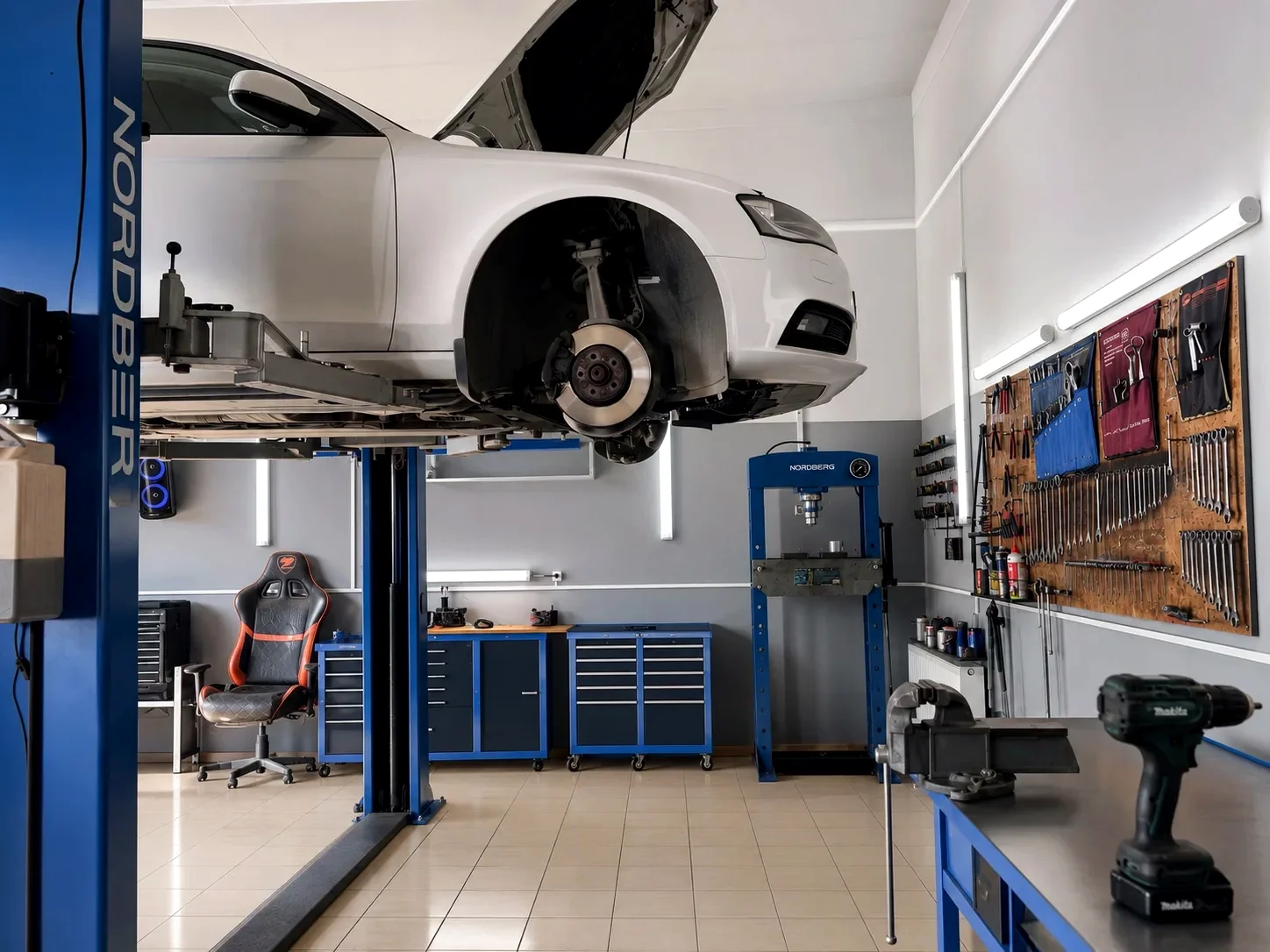 Автомобиль на подъёмнике в автосервисе «Автосервис Тамбов»